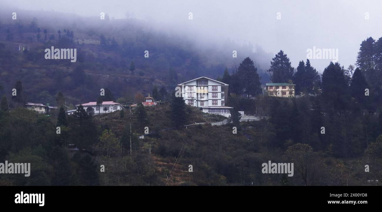 Die neblige und nebelige Bergstation, ein beliebtes Touristenziel im Norden von sikkim, befindet sich auf den Ausläufern des himalaya in der Nähe des Yumthang Valley, indien Stockfoto