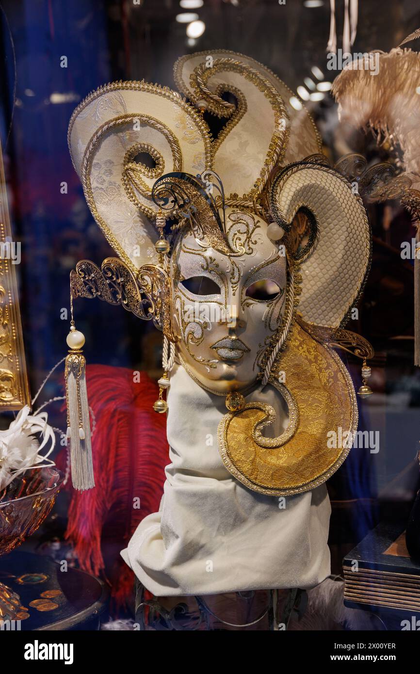 Venezianische Masken im Ladenlokal in Venedig. Der jährliche Karneval in Venedig gehört zu den berühmtesten in Europa. Sein Symbol ist die venezianische Maske. Hohe Qualität Stockfoto