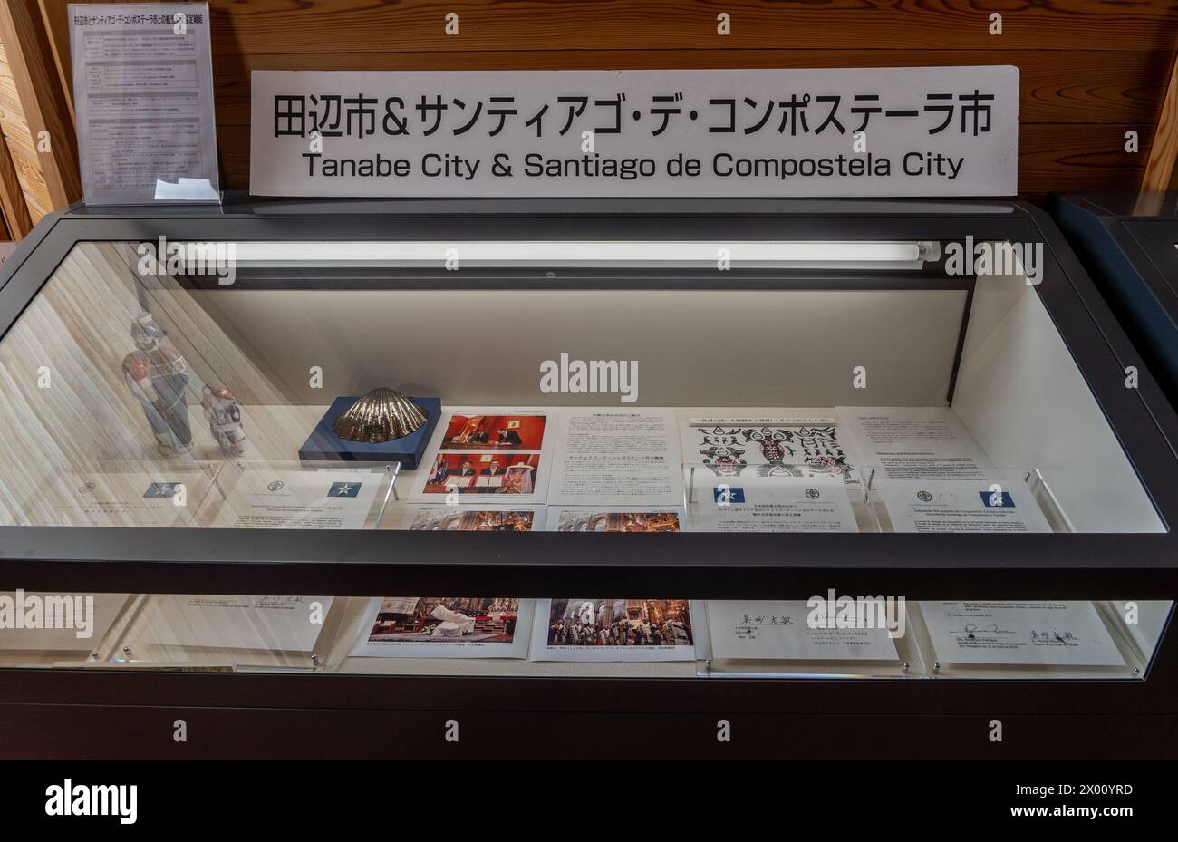 Ausstellung im Museum, die den Jakobsweg mit der antiken Pilgerroute Kumano Kodo in der Nähe von Hongu, Japan verbindet Stockfoto