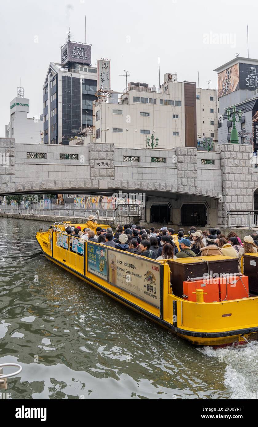Touristenboot entlang des zentralen Kanals in der Innenstadt von Osaka Stockfoto