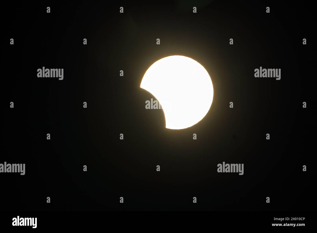 San Francisco, Usa. April 2024. Der Moment der Sonnenfinsternis über dem Himmel von San Francisco. Am 8. April erwarten Millionen von Menschen in ganz Nordamerika eifrig das seltene und fesselnde Phänomen einer Sonnenfinsternis, bei der sie Zeugen waren, wie der Schatten des Mondes die Erdoberfläche anmutig durchquerte. Die Menschen müssen einen erheblichen Zeitablauf ertragen, bevor das nächste Ereignis den Himmel berührt. Quelle: SOPA Images Limited/Alamy Live News Stockfoto