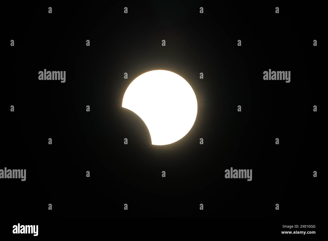 San Francisco, Usa. April 2024. Der Moment der Sonnenfinsternis über dem Himmel von San Francisco. Am 8. April erwarten Millionen von Menschen in ganz Nordamerika eifrig das seltene und fesselnde Phänomen einer Sonnenfinsternis, bei der sie Zeugen waren, wie der Schatten des Mondes die Erdoberfläche anmutig durchquerte. Die Menschen müssen einen erheblichen Zeitablauf ertragen, bevor das nächste Ereignis den Himmel berührt. (Foto: Michael Ho Wai Lee/SOPA Images/SIPA USA) Credit: SIPA USA/Alamy Live News Stockfoto