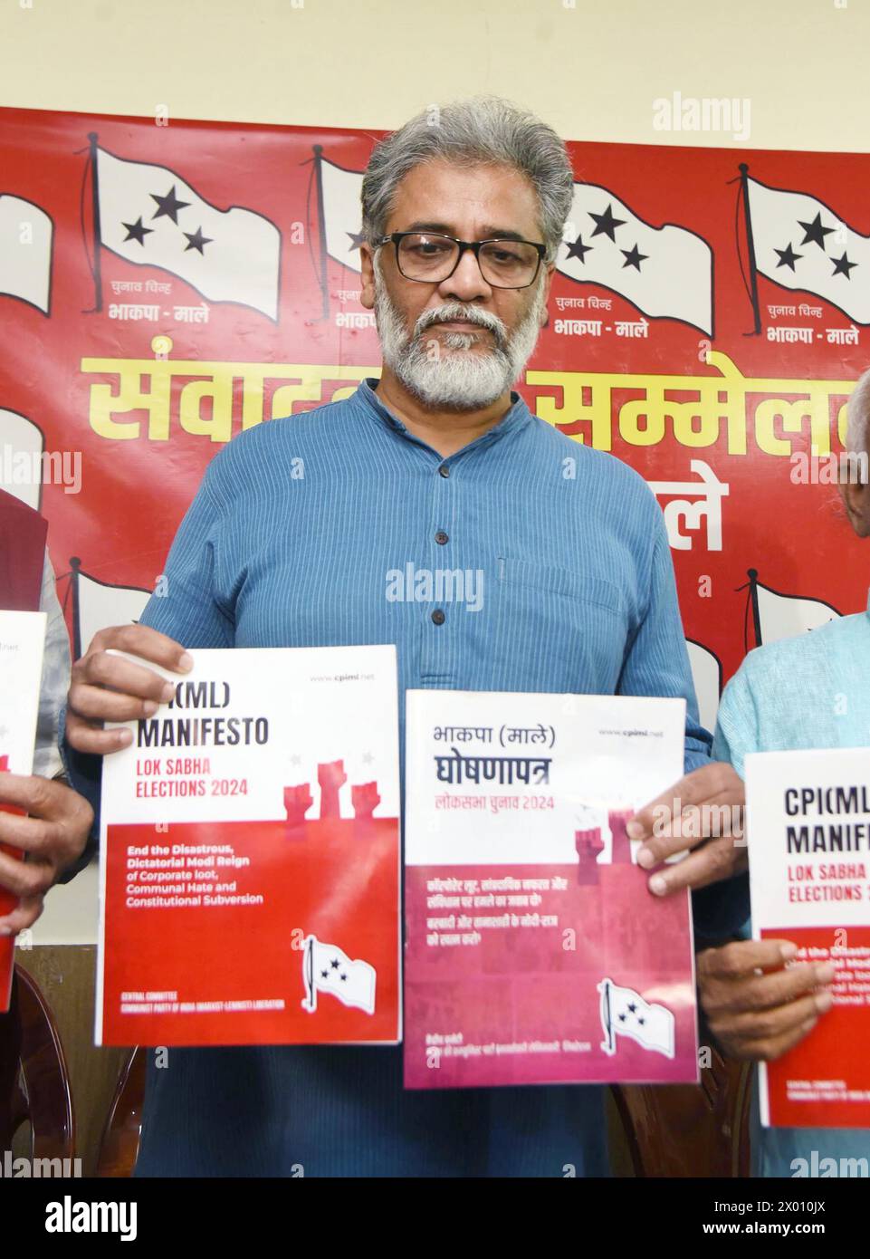 PATNA, INDIEN - 8. APRIL: CPI-ML-Generalsekretär Dipankar Bhattacharya veröffentlicht CPI(ML) Manifest vor den Lok Sabha Wahlen 2024 während einer Pressekonferenz im Daroga Prasad Rai Path am 8. April 2024 in Patna, Indien. (Foto: Santosh Kumar/Hindustan Times/SIPA USA) Stockfoto