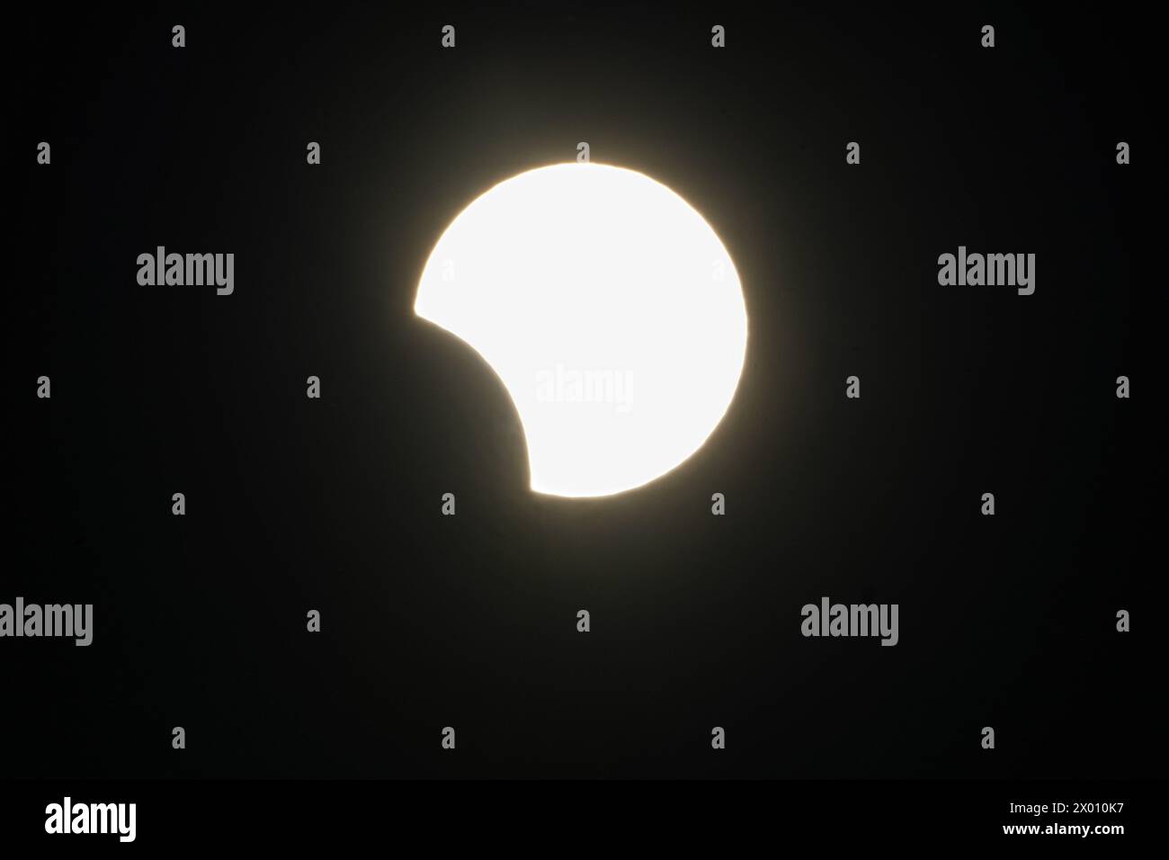 San Francisco, Usa. April 2024. Der Moment der Sonnenfinsternis über dem Himmel von San Francisco. Am 8. April erwarten Millionen von Menschen in ganz Nordamerika eifrig das seltene und fesselnde Phänomen einer Sonnenfinsternis, bei der sie Zeugen waren, wie der Schatten des Mondes die Erdoberfläche anmutig durchquerte. Die Menschen müssen einen erheblichen Zeitablauf ertragen, bevor das nächste Ereignis den Himmel berührt. (Foto: Michael Ho Wai Lee/SOPA Images/SIPA USA) Credit: SIPA USA/Alamy Live News Stockfoto