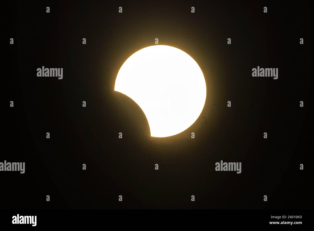 San Francisco, Usa. April 2024. Der Moment der Sonnenfinsternis über dem Himmel von San Francisco. Am 8. April erwarten Millionen von Menschen in ganz Nordamerika eifrig das seltene und fesselnde Phänomen einer Sonnenfinsternis, bei der sie Zeugen waren, wie der Schatten des Mondes die Erdoberfläche anmutig durchquerte. Die Menschen müssen einen erheblichen Zeitablauf ertragen, bevor das nächste Ereignis den Himmel berührt. (Foto: Michael Ho Wai Lee/SOPA Images/SIPA USA) Credit: SIPA USA/Alamy Live News Stockfoto