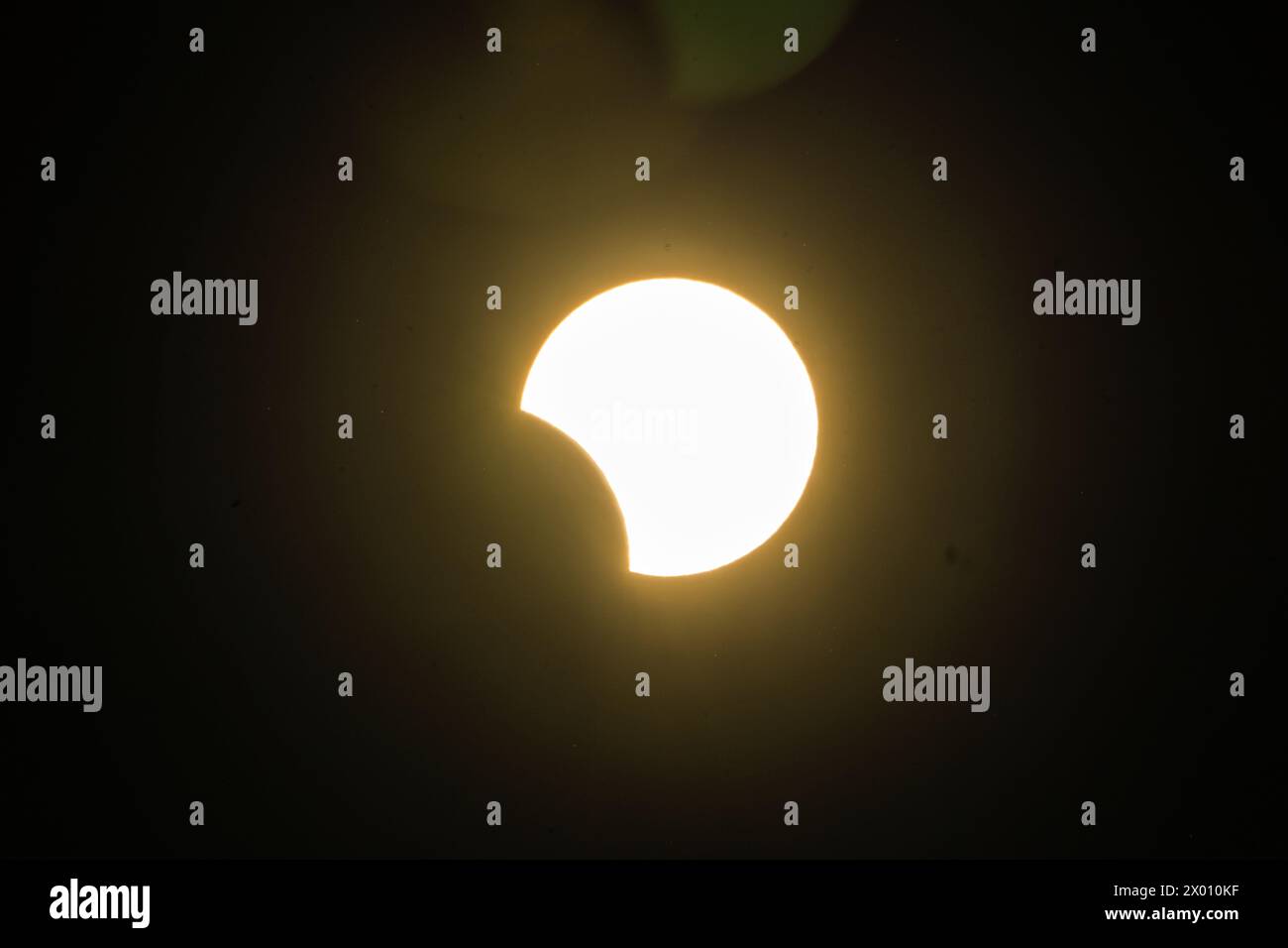 San Francisco, Usa. April 2024. Der Moment der Sonnenfinsternis über dem Himmel von San Francisco. Am 8. April erwarten Millionen von Menschen in ganz Nordamerika eifrig das seltene und fesselnde Phänomen einer Sonnenfinsternis, bei der sie Zeugen waren, wie der Schatten des Mondes die Erdoberfläche anmutig durchquerte. Die Menschen müssen einen erheblichen Zeitablauf ertragen, bevor das nächste Ereignis den Himmel berührt. (Foto: Michael Ho Wai Lee/SOPA Images/SIPA USA) Credit: SIPA USA/Alamy Live News Stockfoto