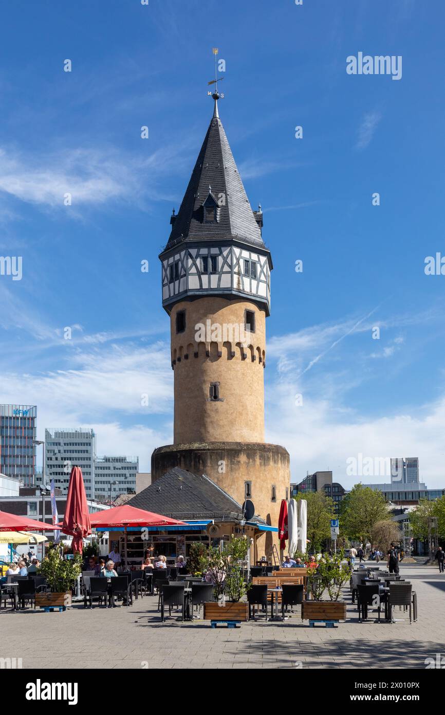 Frankfurt am Main - 6. April 2024: Ehemaliger Wachturm Bockenheimer Warte, ein Wahrzeichen Frankfurts. Hessen, Deutschland Stockfoto