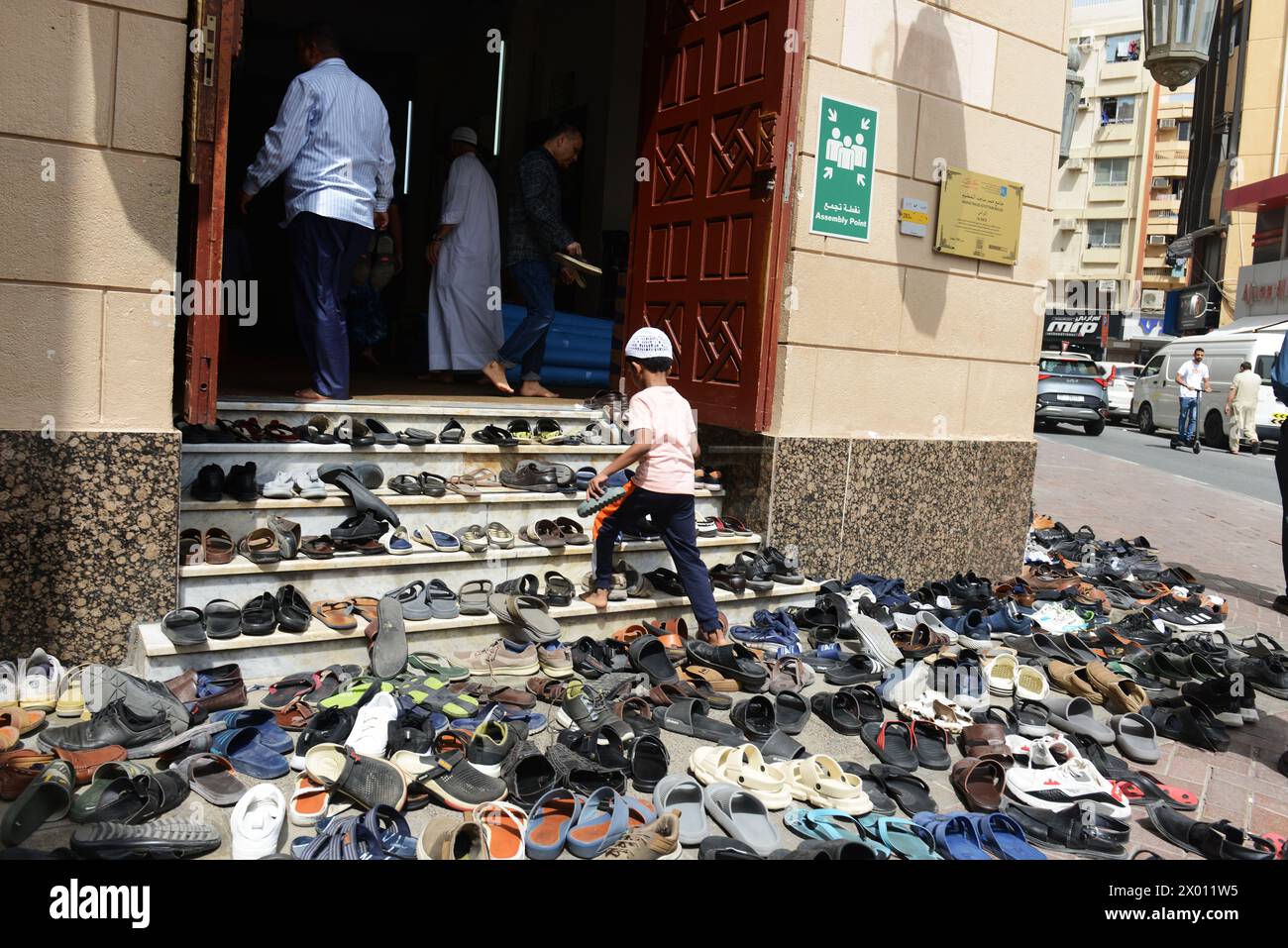 Shoes Outside Mosque Fotos Und Bildmaterial In Hoher Aufl sung Alamy shoes-outside-mosque-fotos-und-bildmaterial-in-hoher-aufl-sung-alamy