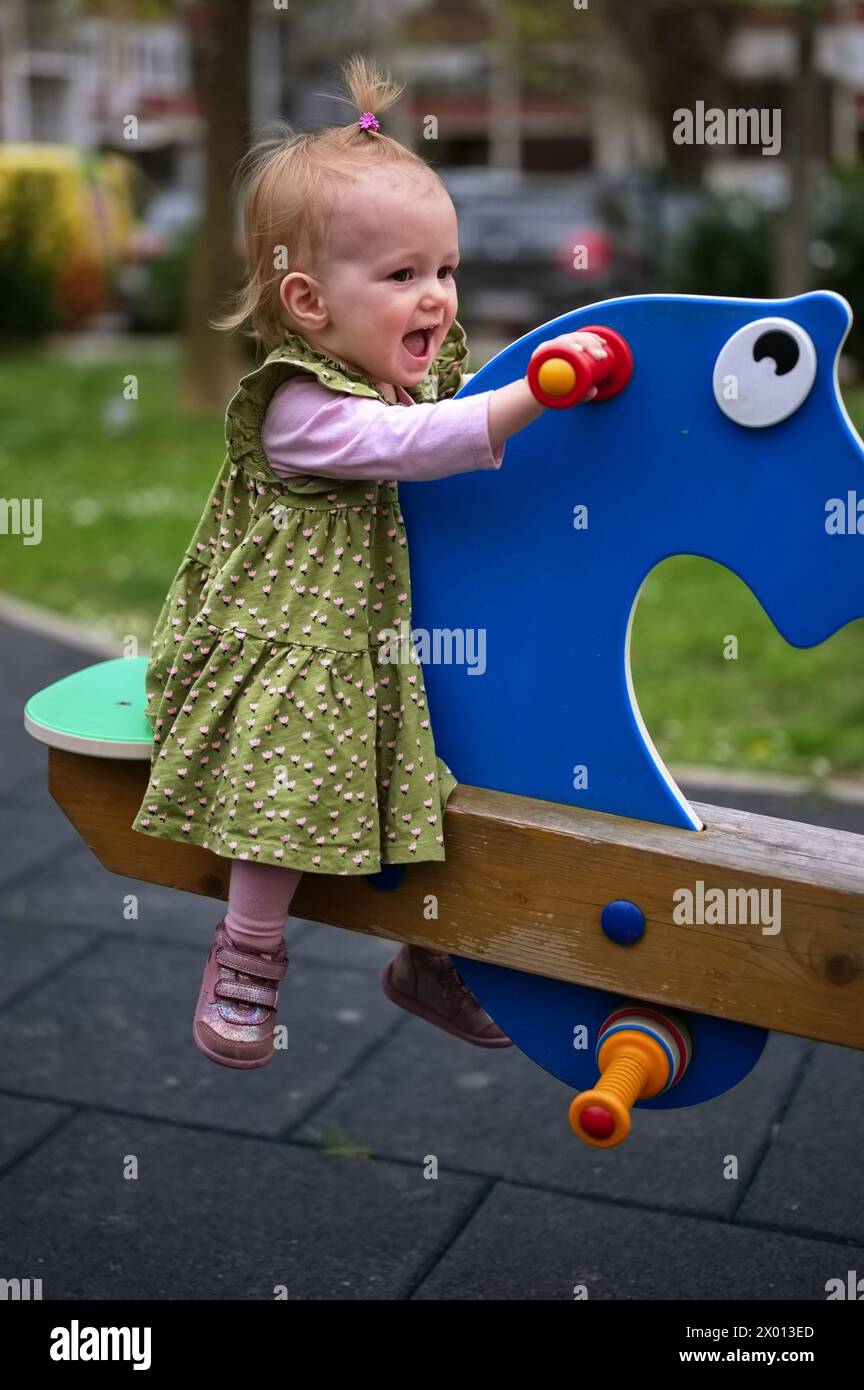 Porträt des süßen kleinen Mädchens auf dem Spielplatz Stockfoto
