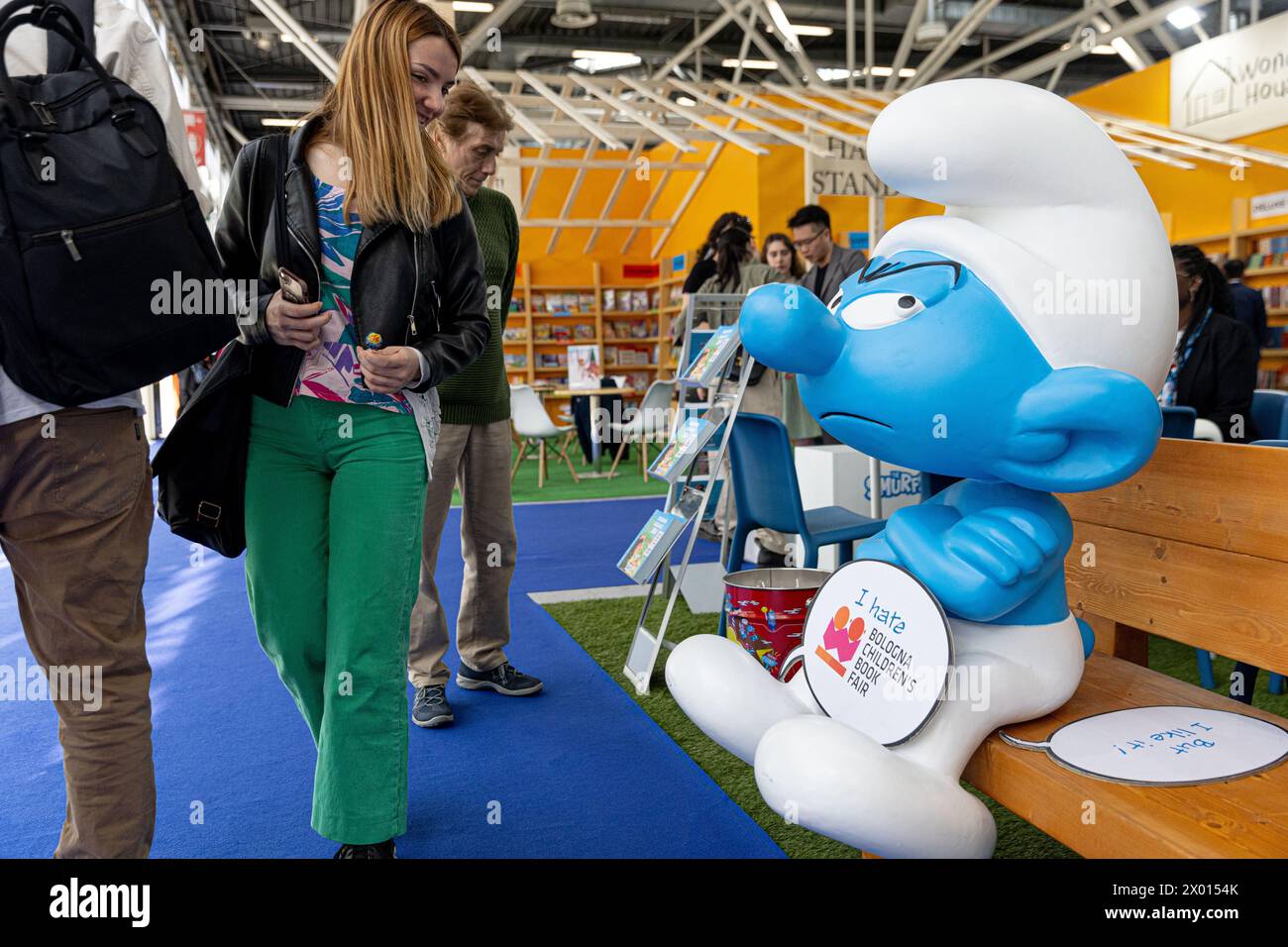 Bologna, Italien. April 2024. Besucher besuchen die Bologna Kinderbuchmesse im Bologna Fiere Center in Bologna, Italien, am 8. April 2024. Die 61. Bologna Kinderbuchmesse begann am Montag mit der Teilnahme von 1.500 Ausstellern aus rund 100 Ländern und Regionen der Welt. Die Messe dauert bis zum 11. April. Quelle: Li Jing/Xinhua/Alamy Live News Stockfoto