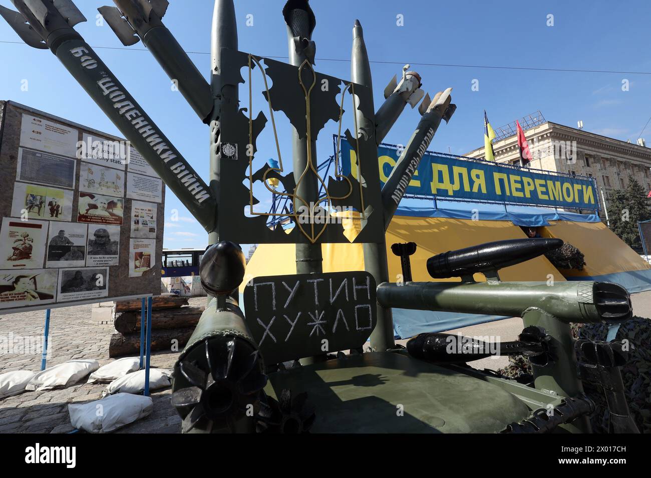 Nicht exklusiv: CHARKIW, UKRAINE - 5. APRIL 2024 - der Sessel aus Granatsplittern, Raketen und Militärfahrzeugen der russischen Besatzer Stockfoto