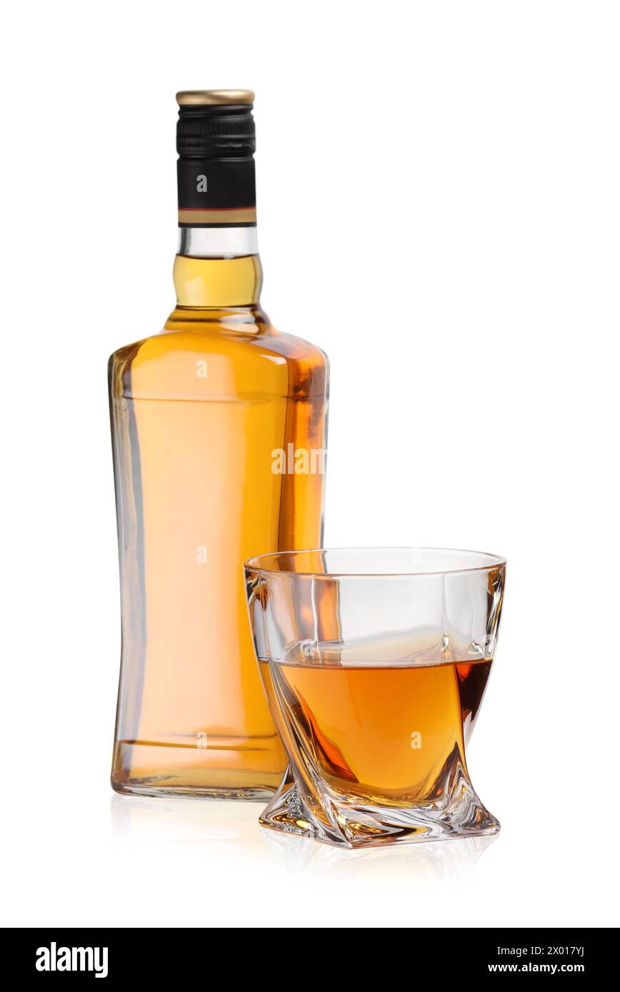 Glas und Flasche Whiskey isoliert auf weiß Stockfoto