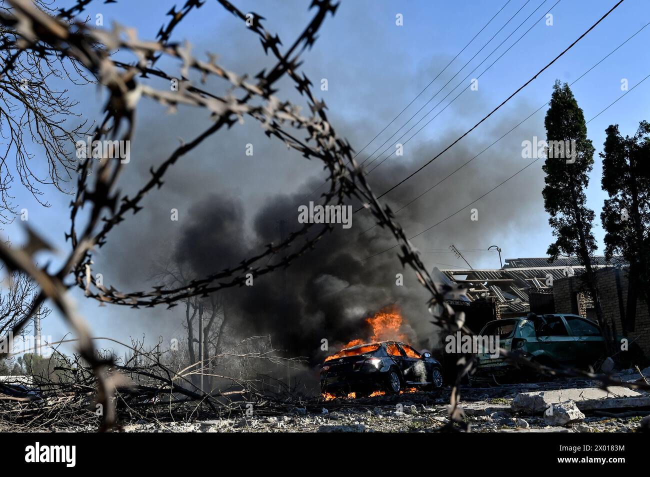 Nicht exklusiv: ZAPORIZHZHIA, UKRAINE - 5. APRIL 2024 - Ein Auto brennt nach einem russischen Raketenangriff auf Zaporischschschiha, Südostukraine. Wie berichtet, Stockfoto
