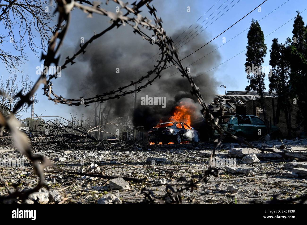Nicht exklusiv: ZAPORIZHZHIA, UKRAINE - 5. APRIL 2024 - Ein Auto brennt nach einem russischen Raketenangriff auf Zaporischschschiha, Südostukraine. Wie berichtet, Stockfoto