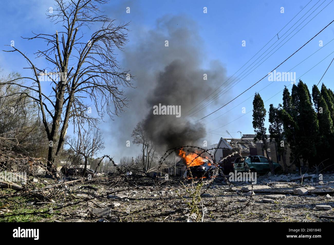 Nicht exklusiv: ZAPORIZHZHIA, UKRAINE - 5. APRIL 2024 - Ein Auto brennt nach einem russischen Raketenangriff auf Zaporischschschiha, Südostukraine. Wie berichtet, Stockfoto