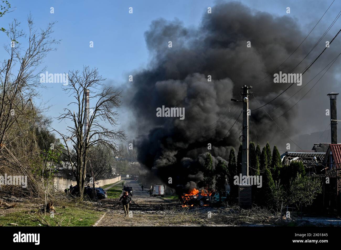 Nicht exklusiv: ZAPORIZHZHIA, UKRAINE - 5. APRIL 2024 - Ein Auto brennt nach einem russischen Raketenangriff auf Zaporischschschiha, Südostukraine. Wie berichtet, Stockfoto