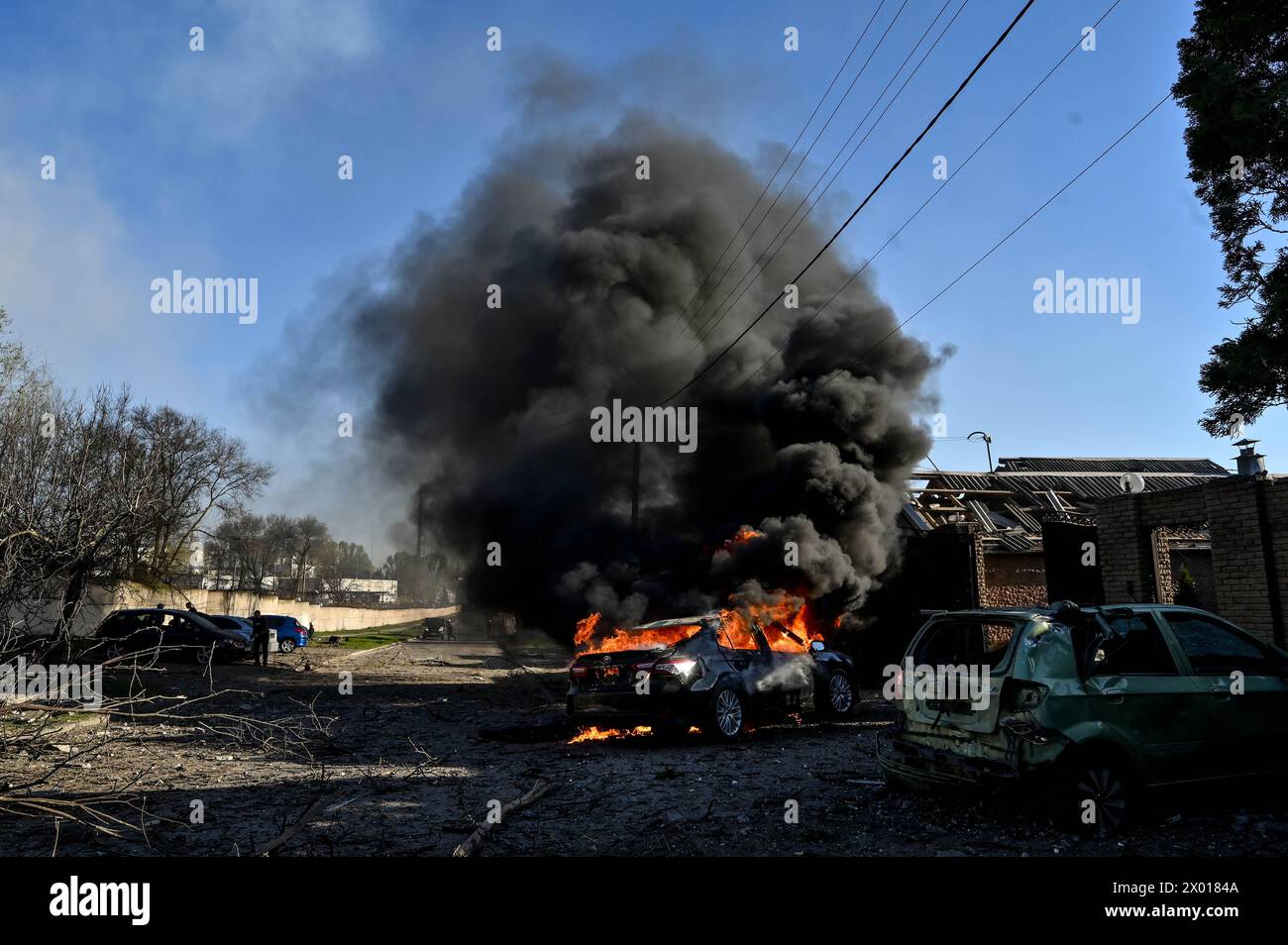 Nicht exklusiv: ZAPORIZHZHIA, UKRAINE - 5. APRIL 2024 - Ein Auto brennt nach einem russischen Raketenangriff auf Zaporischschschiha, Südostukraine. Wie berichtet, Stockfoto