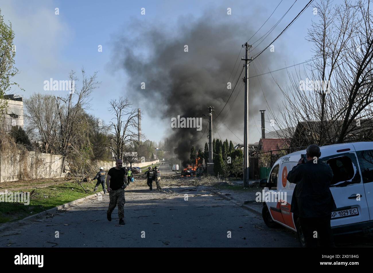 Nicht exklusiv: ZAPORIZHZHIA, UKRAINE - 5. APRIL 2024 - Ein Auto brennt nach einem russischen Raketenangriff auf Zaporischschschiha, Südostukraine. Wie berichtet, Stockfoto