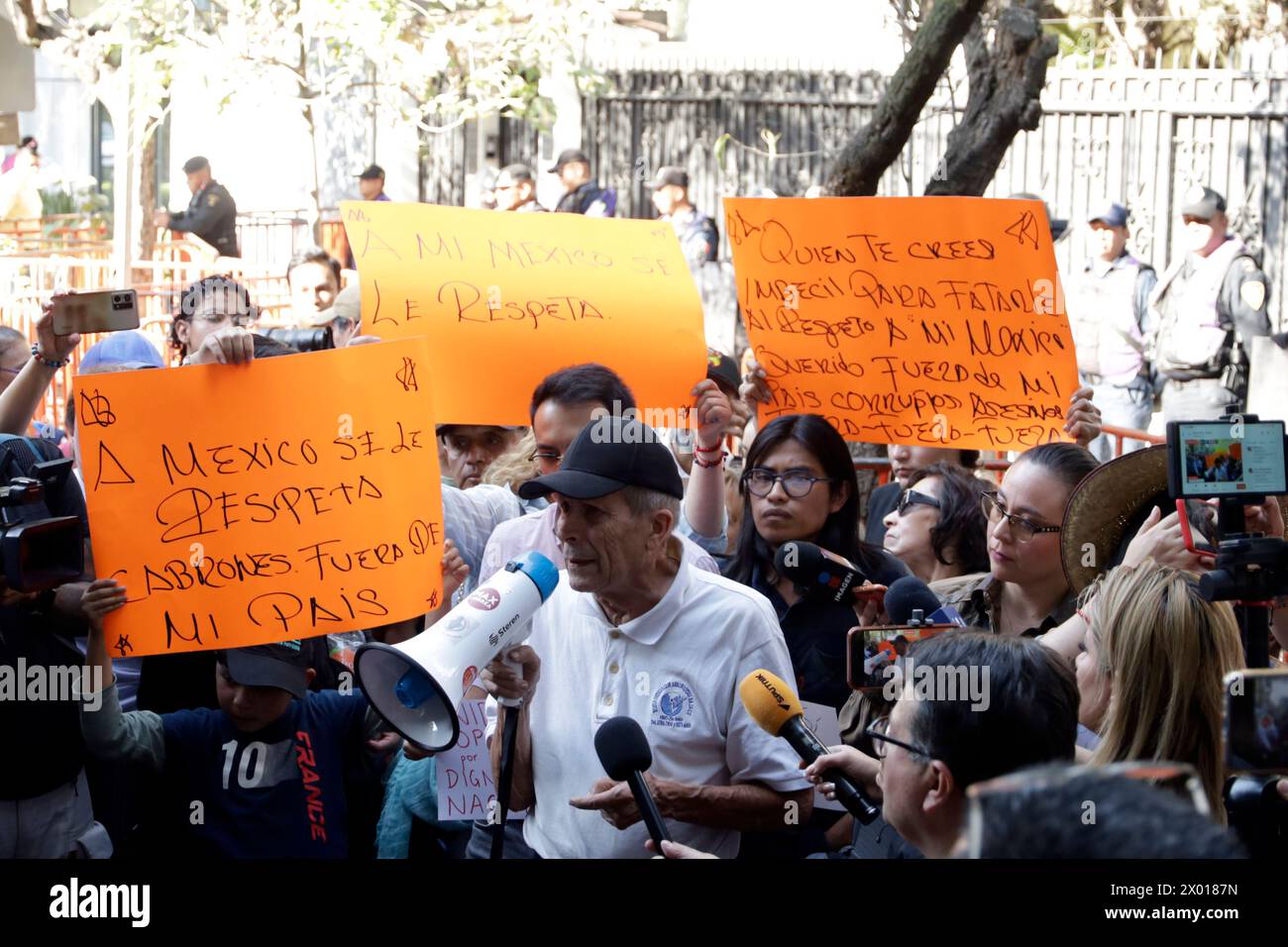 Nicht exklusiv: 6. April 2024 in Mexiko-Stadt, Mexiko: Demonstranten protestieren vor der Botschaft Ecuadors in Mexiko nach der Polizeirazzia auf Mexiko Stockfoto