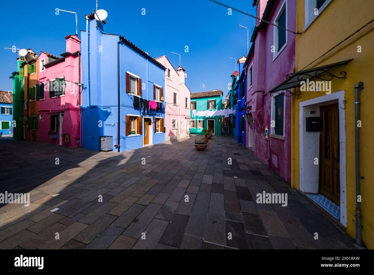 Bunt bemalte Häuser mit Wäscheleinen auf der Insel Burano. Stockfoto