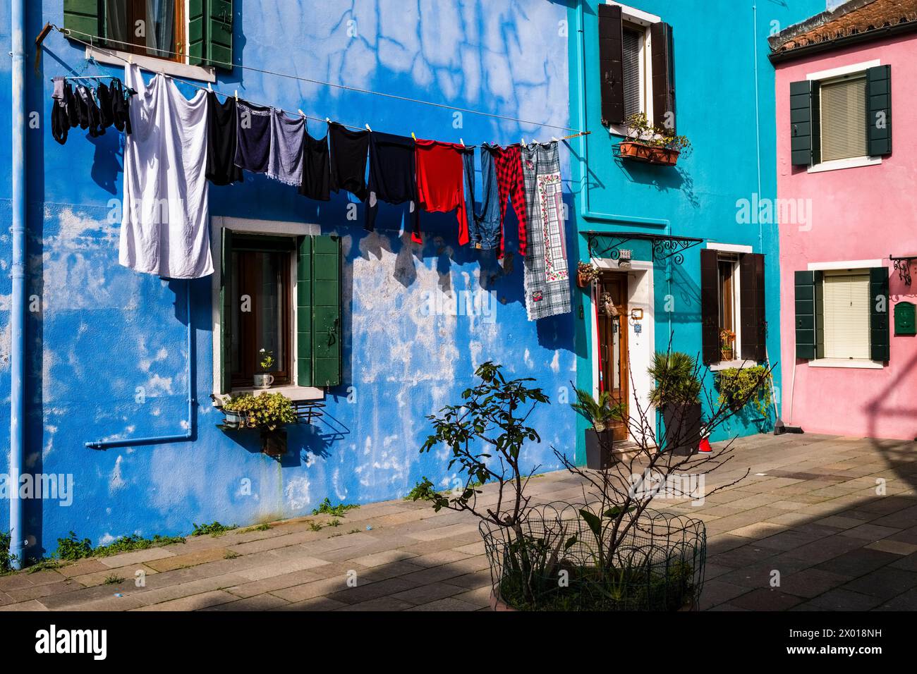 Bunt bemalte Häuser mit Wäscheleinen auf der Insel Burano. Stockfoto