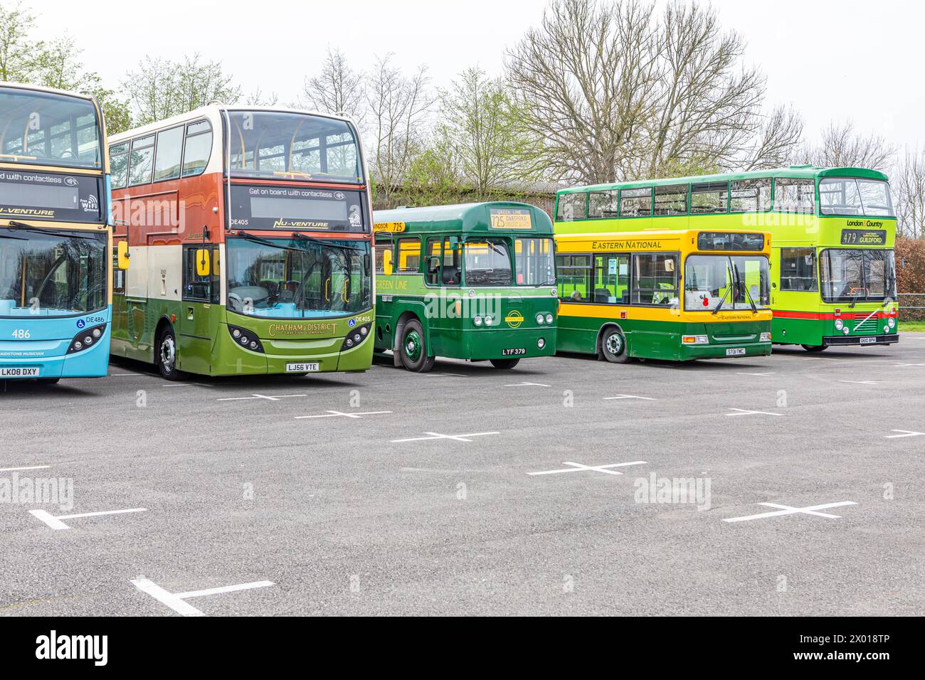 Eine Reihe von Bussen bei einem Festival der Kulturerbe-Transportmittel Stockfoto