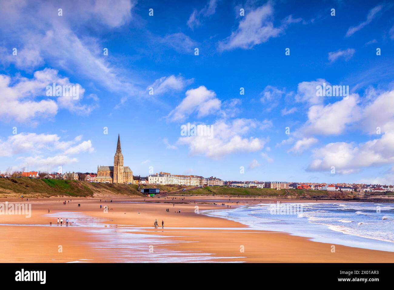 Tynemouth, Tyne and Wear, Großbritannien - an einem hellen Frühlingstag machen die Menschen einen Spaziergang am Strand von Tynemouth. Stockfoto