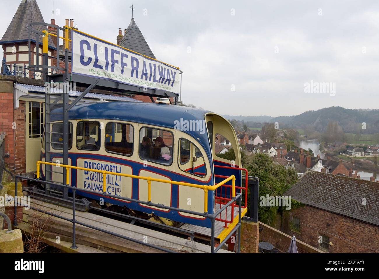 Historischer Eisenbahnwagen mit Passagieren, der bereit ist, die Top Station an der Bridgnorth Cliff Railway in Bridgnorth, Shropshire, zu verlassen Stockfoto