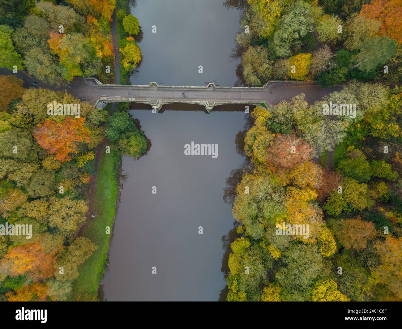 Wunderschönes Dröhnen-Bild der Prebends Bridge in Durham auf der Höhe des Herbstes Stockfoto