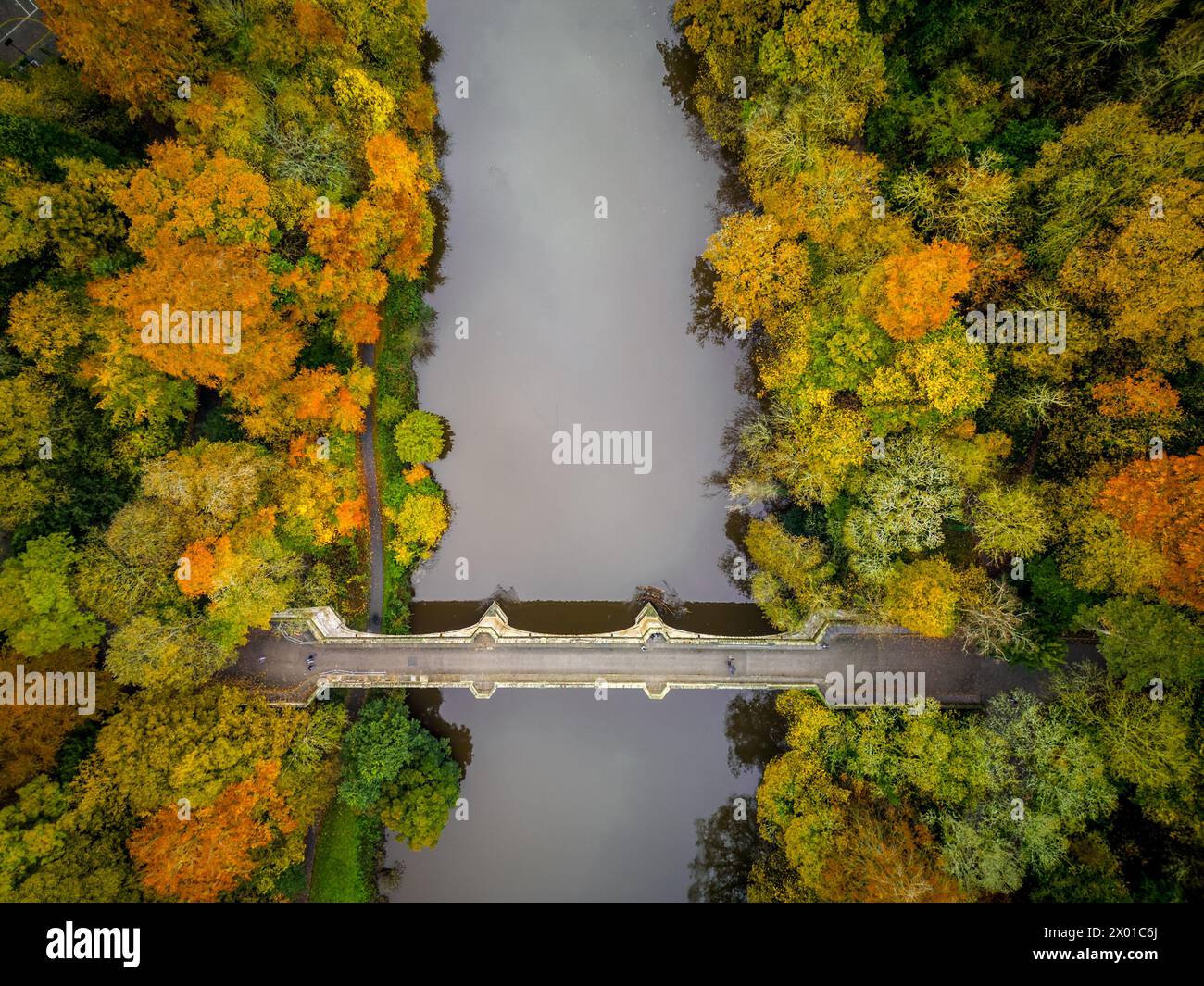 Wunderschönes Dröhnen-Bild der Prebends Bridge in Durham auf der Höhe des Herbstes Stockfoto