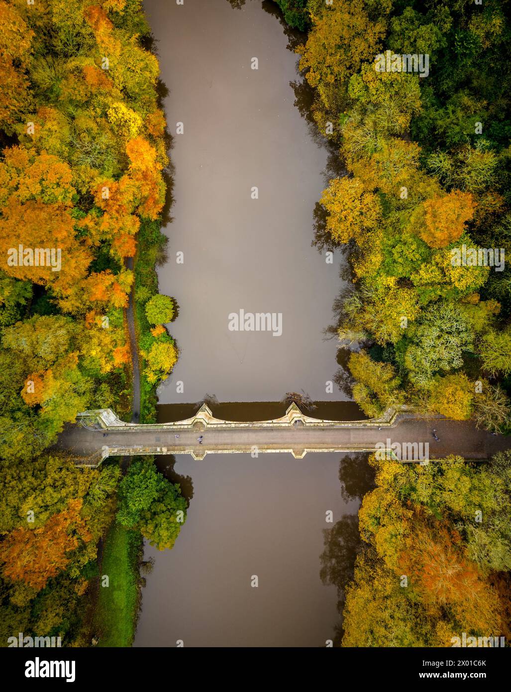 Wunderschönes Bild der Prebends Bridge in Durham auf der Höhe des Herbstes im aufrechten Format Stockfoto