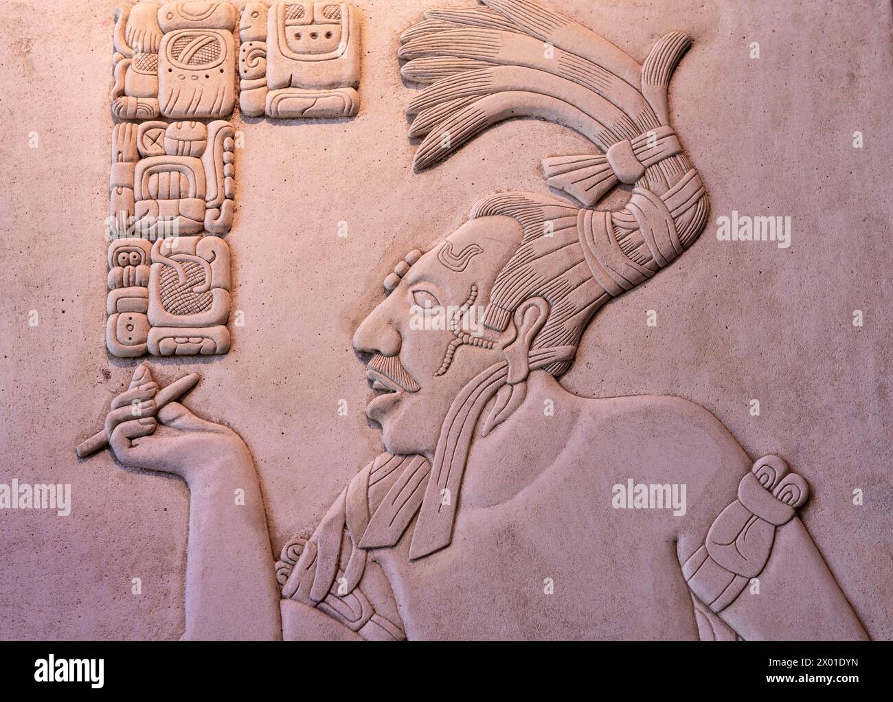 Reliefschnitzerei des maya-Gottes Rauchen mit maya-Hieroglyphen, Palenque, Mexiko. Stockfoto
