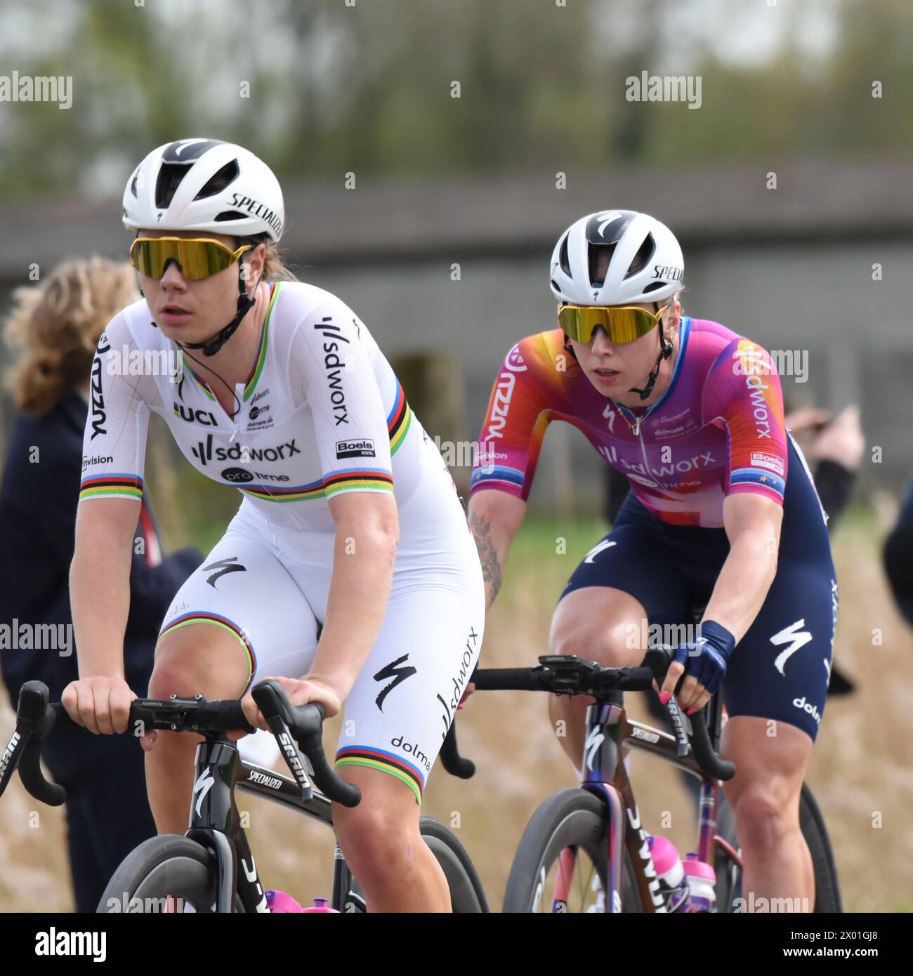 Lorena Wiebes folgt im Gefolge der Teamkollegin Lotte Kopecky Stockfoto