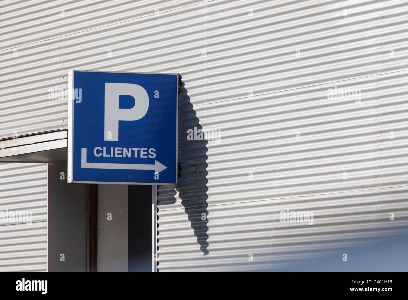 Allgemeines Schild für exklusive Fahrzeugparkplätze für Kunden Stockfoto