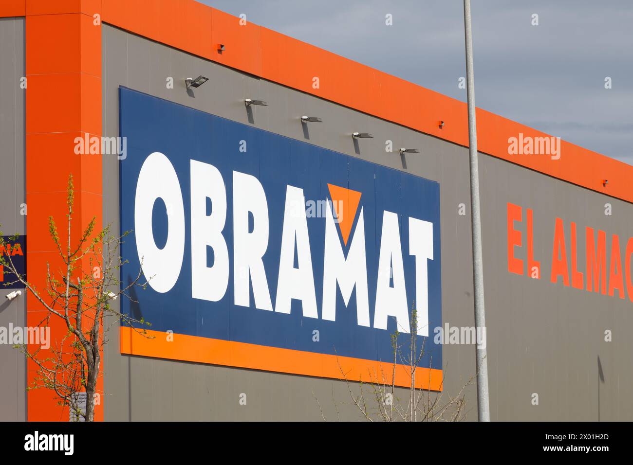 Santander, Spanien - 8. April 2024: Logo von Obramat, einem Unternehmen, das sich dem Verkauf von Bauprofis und Amateuren widmet Stockfoto