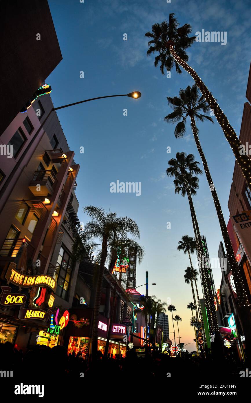 Die Universal CityWalk Hollywood Promenade in der Abenddämmerung - Los Angeles, Kalifornien Stockfoto