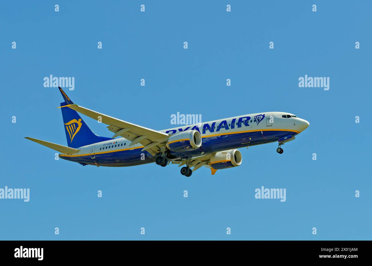 Ryanair Boeing 737 MAX im Endanflug. Stockfoto