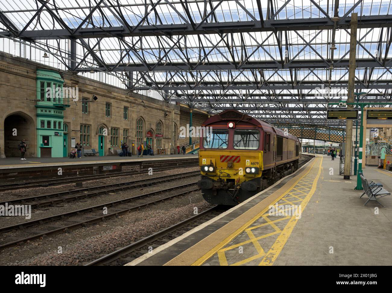 Die dieselelektrische Güterzuglokomotive 66179 der Baureihe 66 passiert Bahnsteig 4 am Bahnhof Carlisle Stockfoto