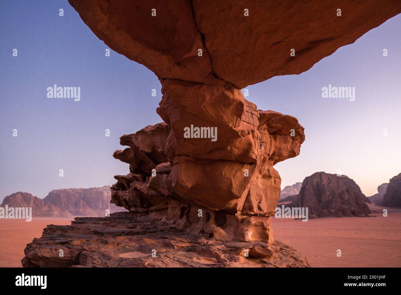 Sonnenaufgang an der Little Bridge, Wadi Rum, Jordan Stockfoto