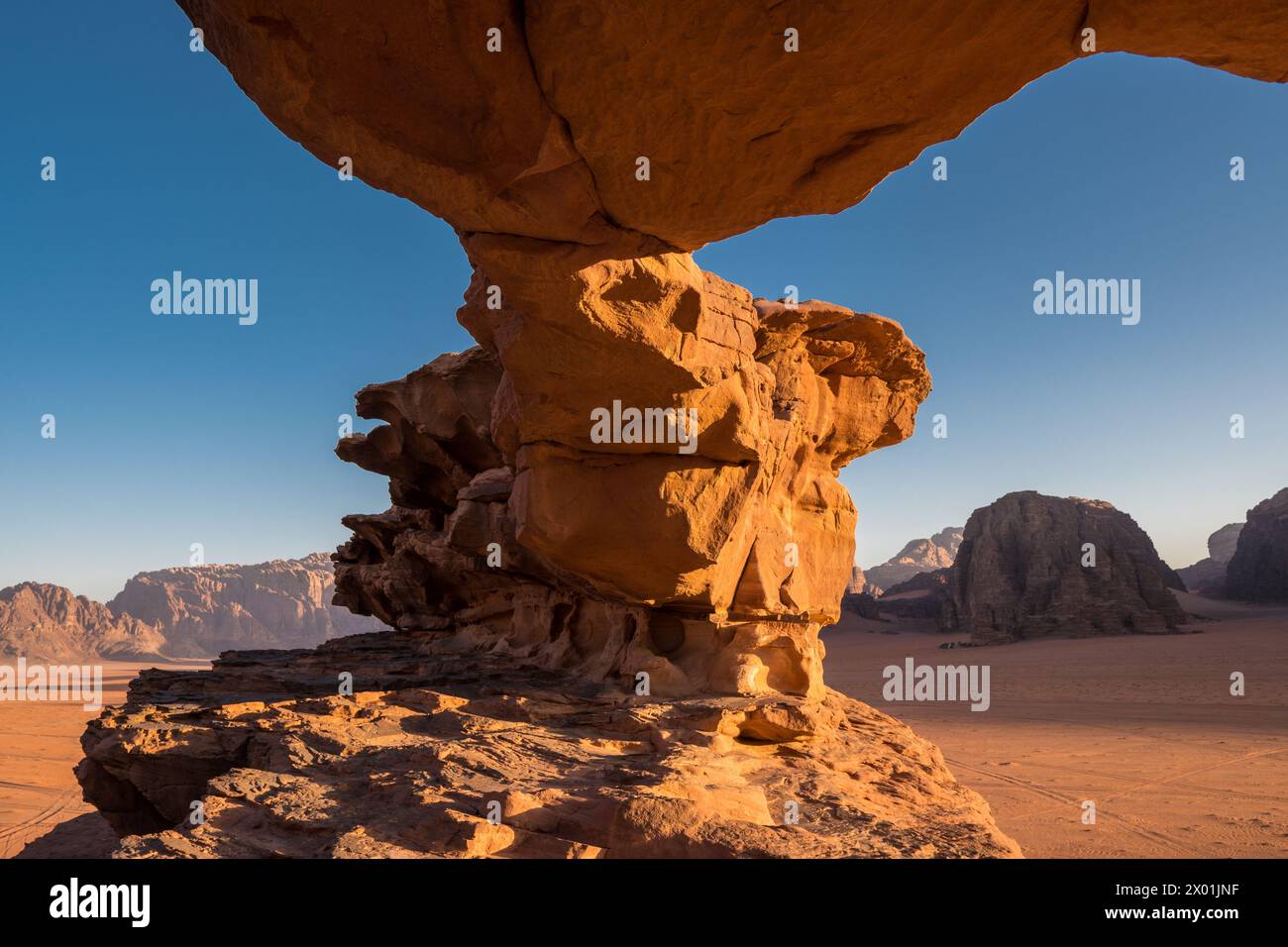 Sonnenaufgang an der Little Bridge, Wadi Rum, Jordan Stockfoto