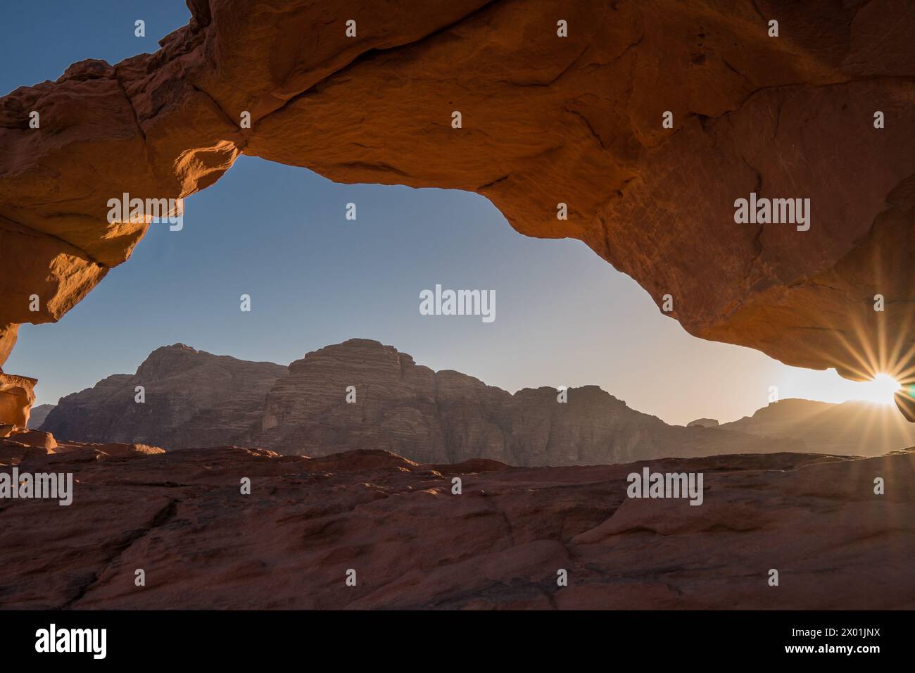 Sonnenaufgang an der Little Bridge, Wadi Rum, Jordan Stockfoto