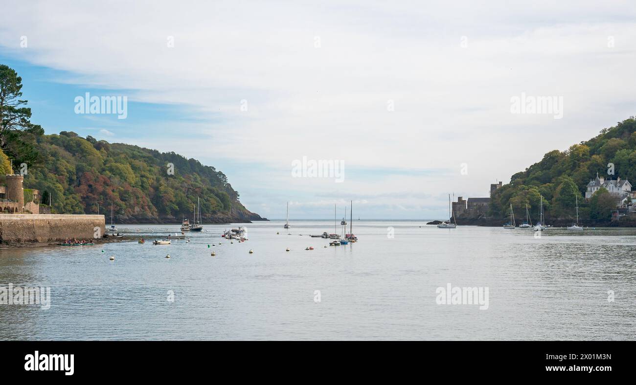 Die Aussicht vom Eingang zum Hafen von Dartmouth, Devon, England, Großbritannien aus gesehen vom Fluss Dart während einer Bootsfahrt. Stockfoto