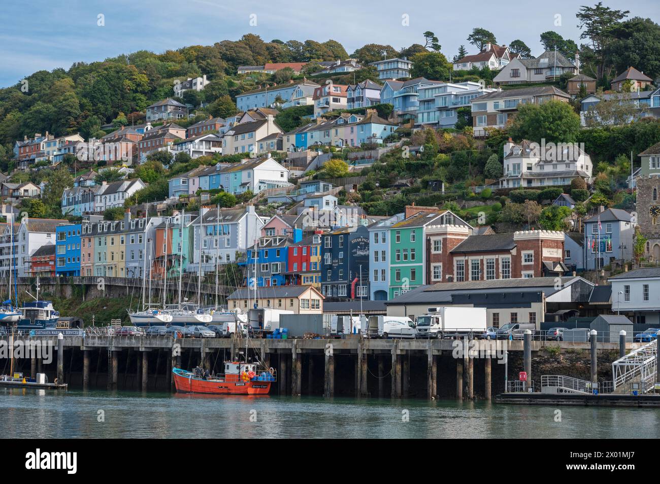 Boote liegen im Hafen von Dartmouth vor den farbenfrohen Häusern von Kingswear, Devon, England, Großbritannien, während einer Bootsfahrt vom Fluss Dart aus gesehen. Stockfoto