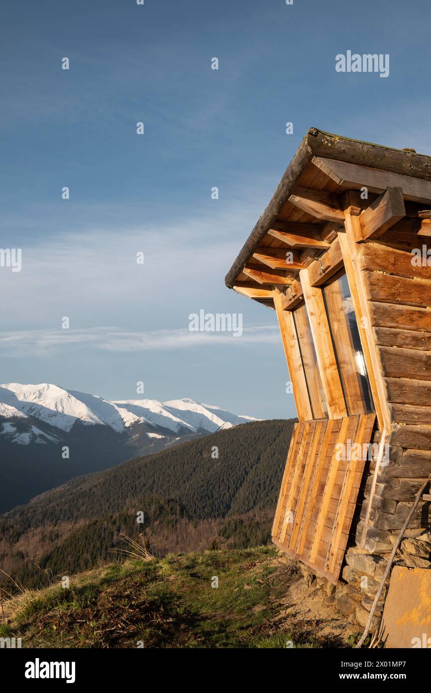 Comisu Wildlife Hide in der Abenddämmerung, Făgăraș-Gebirge, Argeș County, Muntenia, Rumänien Stockfoto