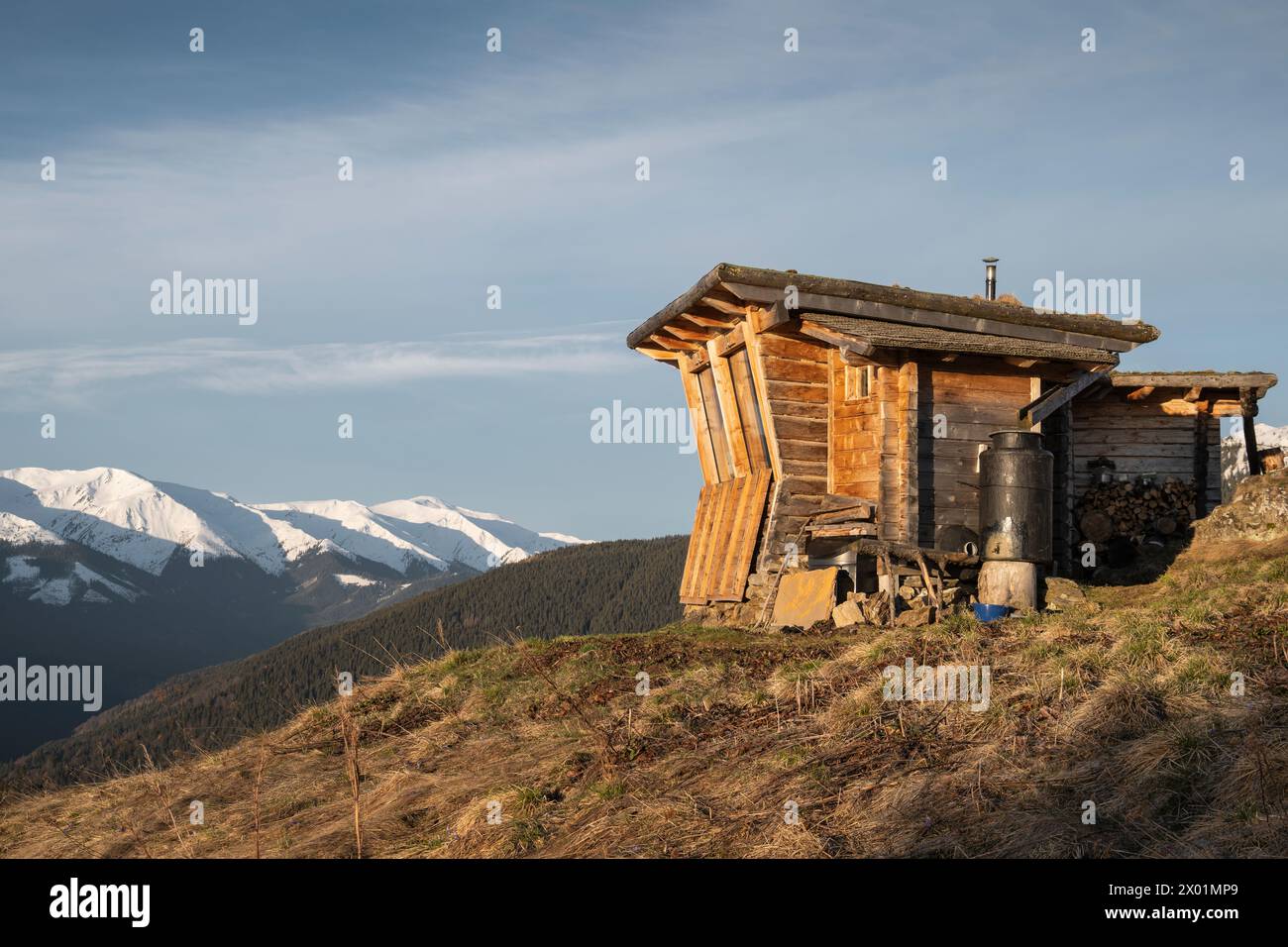 Comisu Wildlife Hide in der Abenddämmerung, Făgăraș-Gebirge, Argeș County, Muntenia, Rumänien Stockfoto
