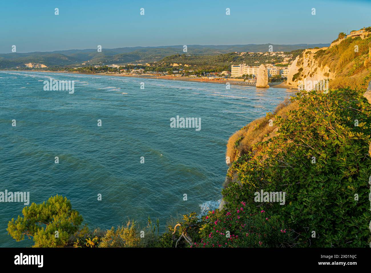 Erhöhter Blick auf den Pizzomunno-Strand. Vieste, Foggia, Apulien, Italien, Europa. Stockfoto