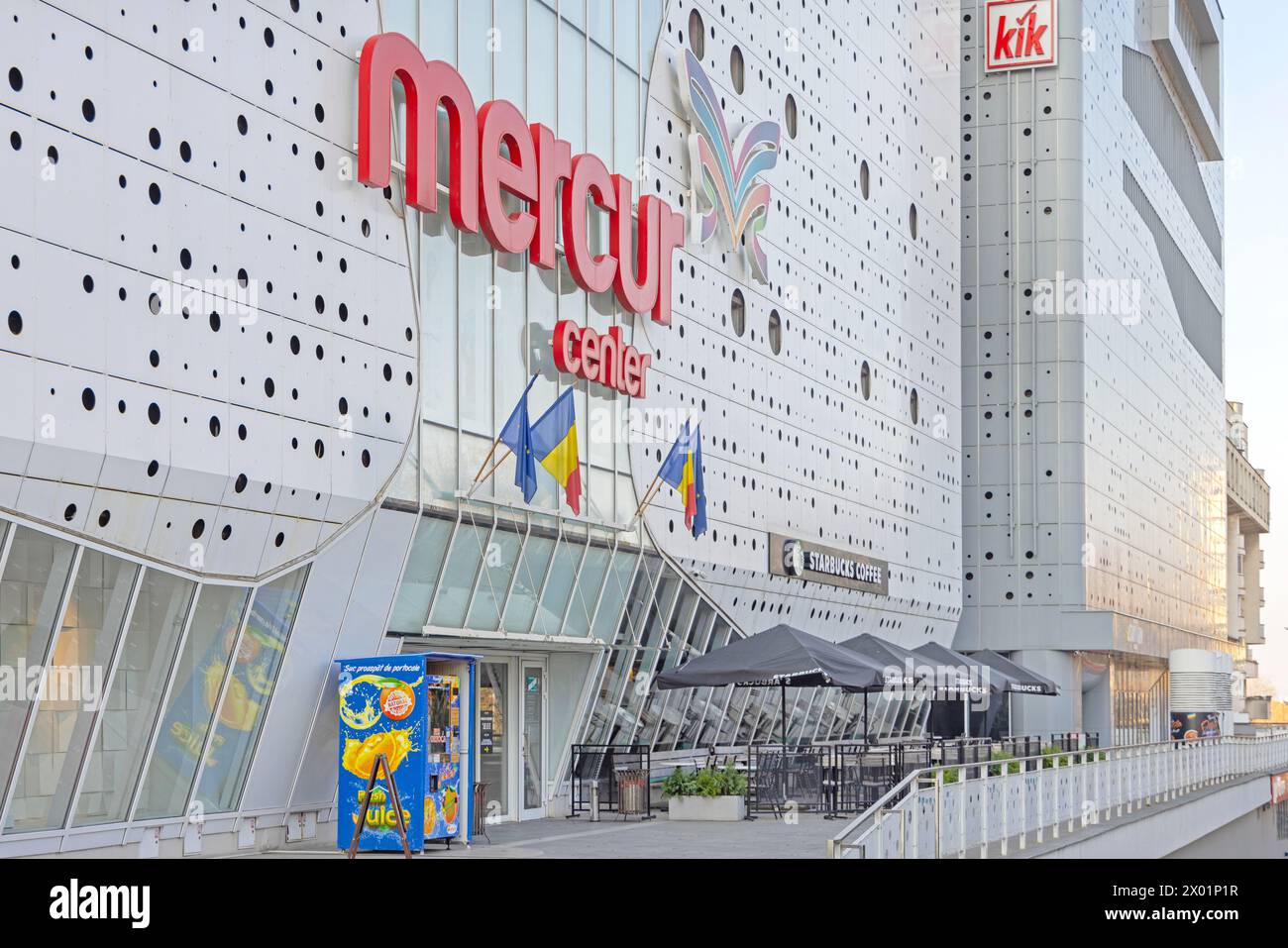 Craiova, Rumänien - 16. März 2024: Eintritt zum Mercur Center Modern Shopping Mall Building in Calea Unirii, Street Spring Day. Stockfoto