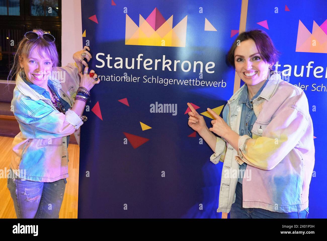 Der internationale Schlagerwettbewerb Stauferkrone wird 2024 bereits zum fuenften Mal von Maitis Media ausgerichetet. Duo Zweii -Stauferkrone 2024 der internationale Schlagerwettbewerb Stauferkrone wird 2024 bereits zum fuenften Mal von Maitis Media ausgerichetet. Deutschland, Donzodrf, Stadthalle, 06.04.2024 *** der internationale Popsong Wettbewerb Stauferkrone wird von Maitis Media zum fünften Mal organisiert 2024 Duo Zweii Stauferkrone 2024 der internationale Popsong Wettbewerb Stauferkrone wird von Maitis Media zum fünften Mal organisiert 2024 Deutschland, Donzodrf, Stadthalle, Stockfoto