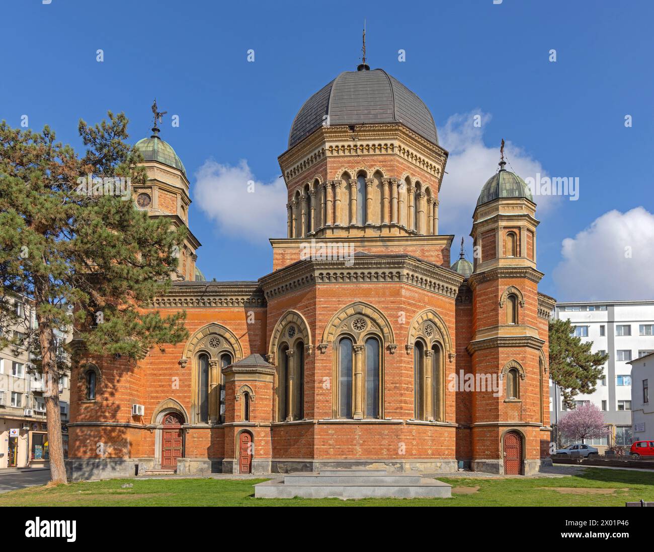 Craiova, Rumänien - 16. März 2024: Rumänische orthodoxe Kirche St. Elias im Stadtzentrum am sonnigen Frühlingstag. Stockfoto
