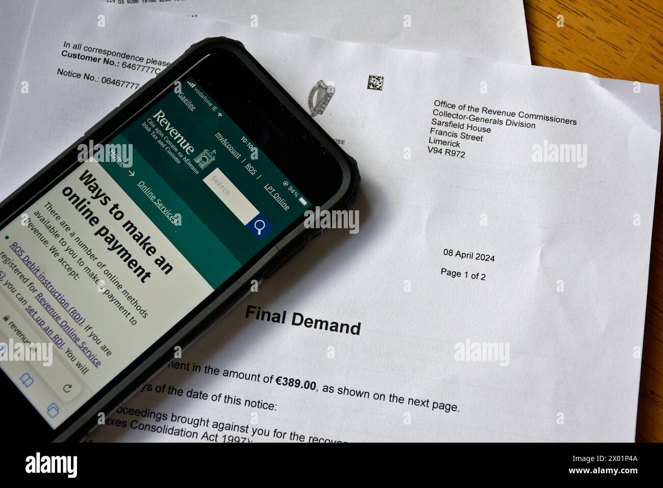 Letzter Brief des irischen Amtes für Einnahmen. Mitteilung über Steueransprüche. Stockfoto
